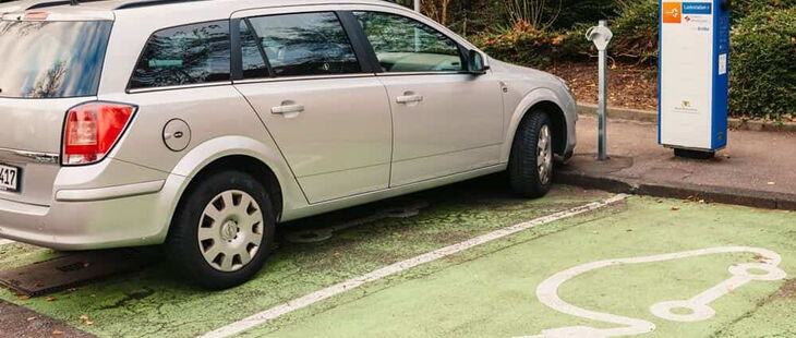 Auch für Anschlussschränke im Freien, wie Ladeeinrichtungen für Elektrofahrzeuge, müssen die Vorgaben der TAR Niederspannung berücksichtigt werden.