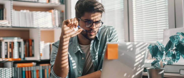 Auch die Elektrogeräte im Homeoffice müssen geprüft werden. Wie Sie Elektroprüfungen für firmeneigene Geräte im Homeoffice organisieren.