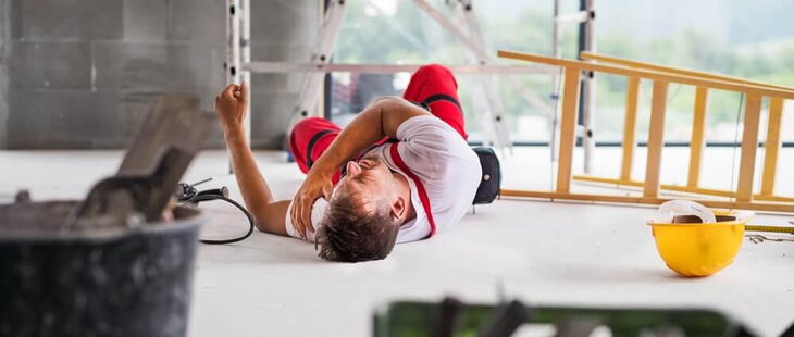 Jede Elektrofachkraft, die Arbeiten auf einer Leiter ausführt, muss unterwiesen werden.