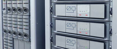 Batteriesysteme in Rechenzentren: Zentrale USV-Module sichern die Energieversorgung und überbrücken Netzstörungen.