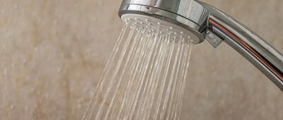 Die DIN VDE 0100-701 gilt für Räume mit fest installierter Badewanne oder Dusche.
