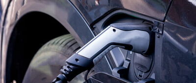 Für einen sicheren Umgang mit Elektrofahrzeugen ist eine Gefährdungsbeurteilung essenziell.