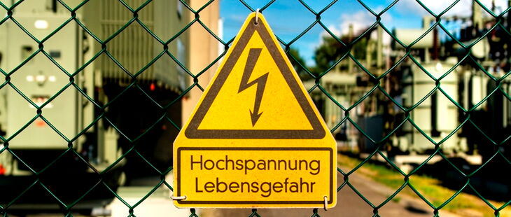 Die DGUV Information 203-016 unterstützt bei der Vermeidung von Stromunfällen.