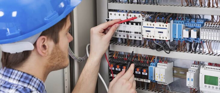 Die Elektrofachkraft für festgelegte Tätigkeiten kann gleichartige, sich wiederholende Arbeiten an elektrischen Anlagen und Betriebsmitteln vornehmen.