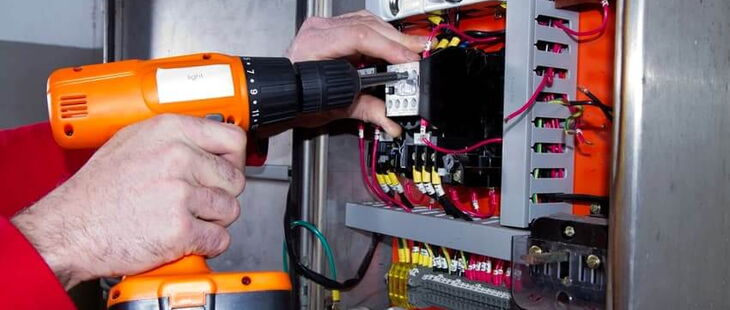 Vor der ersten Inbetriebnahme sind elektrische Arbeitsmittel zu prüfen.
