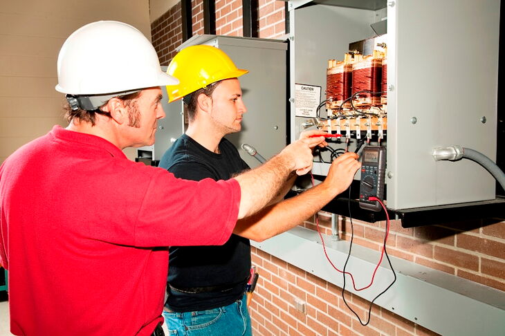 Die elektrotechnisch unterwiesene Person arbeitet unter Leitung und Aufsicht einer Elektrofachkraft
