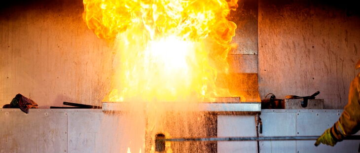 Explosionsgefahr vermindern durch ausreichende Be- und Entlüftung Um Batterieladeanlagen herum sollte eine ausreichende natürliche Luftbewegung vorhanden sein.