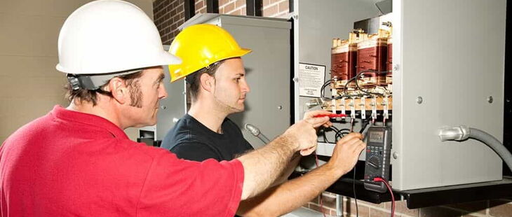 Durch mangelnde Abstimmung und Aufgabenverteilung zwischen den Elektrofachkräften kann es zu Stromunfällen kommen.