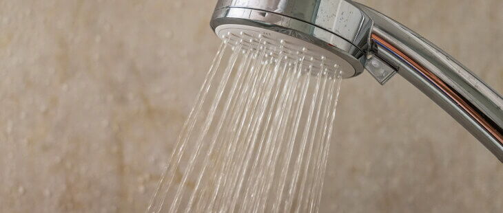 Die DIN VDE 0100-701 gilt für Räume mit fest installierter Badewanne oder Dusche.