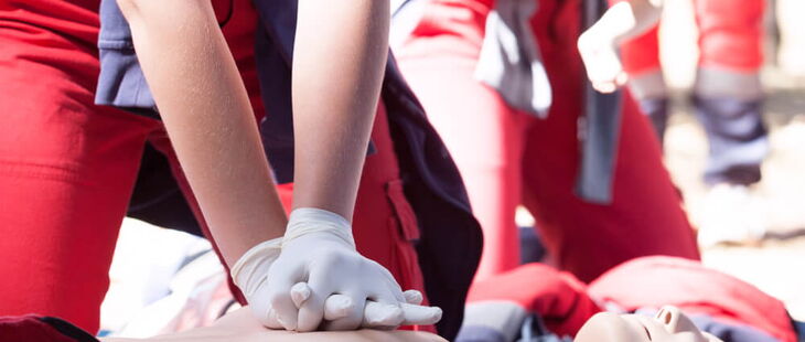 Eine Elektrofachkraft muss eine Ausbildung in Erster Hilfe haben.