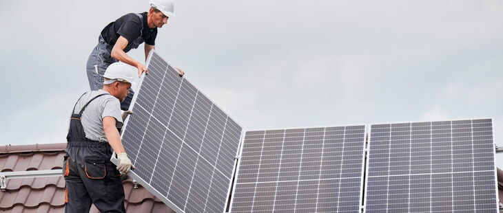 Photovoltaikanlage wird angebracht von zwei Männern