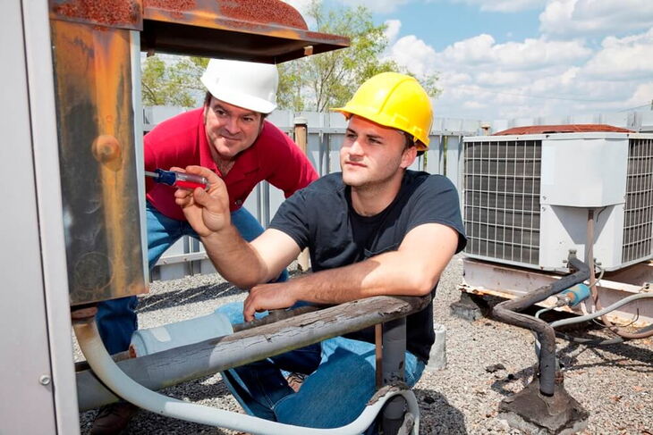 Die elektrotechnisch unterwiesene Person darf im Prüfteam zuarbeiten.
