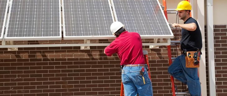 Achten Sie auf den richtigen Umgang mit Leitern bei der Durchführung Ihrer elektrotechnischen Arbeiten.