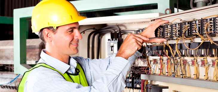 Alleinarbeit in der Elektrotechnik erfordert besondere Maßnahmen.