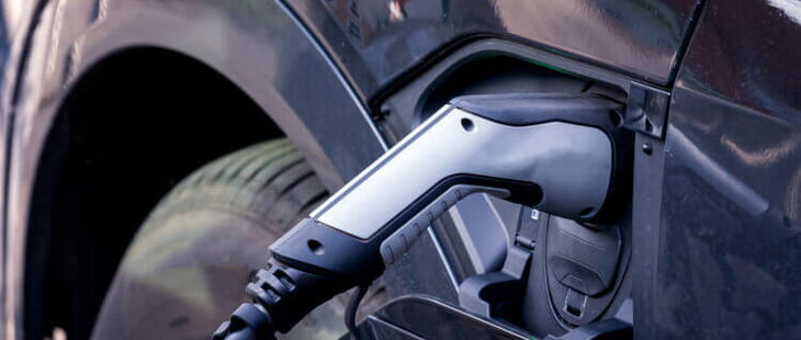 Für einen sicheren Umgang mit Elektrofahrzeugen ist eine Gefährdungsbeurteilung essenziell.