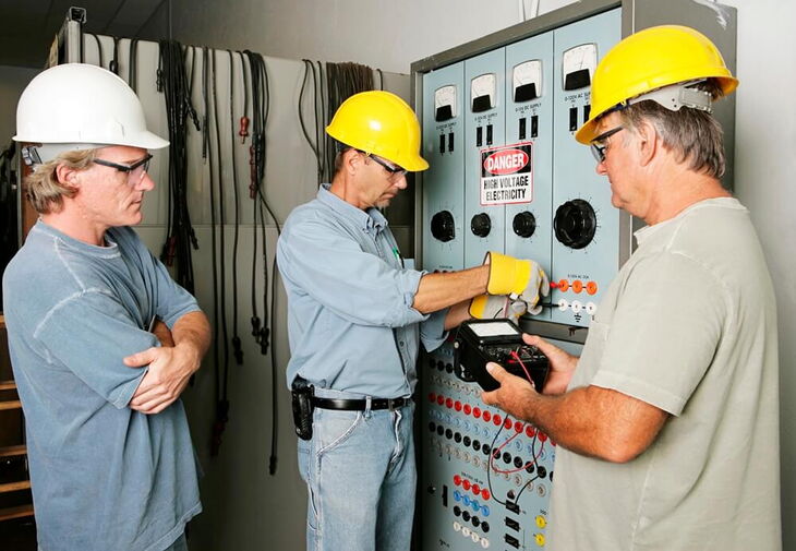 Unter Leitung und Aufsicht einer Elektrofachkraft (EFK) darf die elektrotechnisch unterwiesene Person (EuP) prüfen.