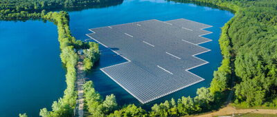 Bereits seit 2019 erzeugen Solarmodule auf einem See in Baden-Württemberg jährlich rund 800.000 kWh Strom.