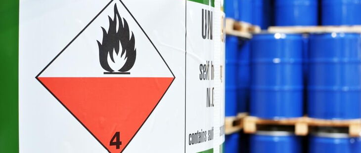 Ob ein Stoff als Feststoff, als Flüssigkeit oder als Gas vorliegt, hat für die Gefahrstoffeigenschaft keine Bedeutung.