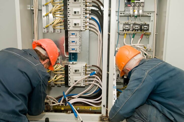 Mit regelmäßiger Wartung und Instandhaltung sorgen Sie für ein sicheres Arbeiten