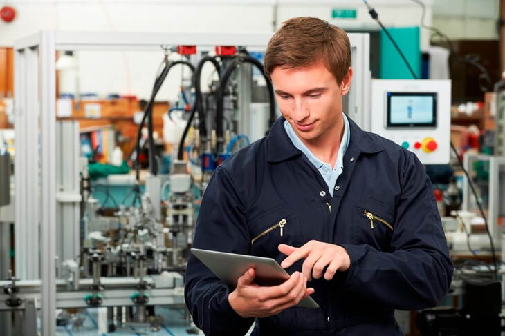Mit seinem Smartphone bzw. dem Tablet-PC hat der Instandhalter Zugriff auf alle notwendigen Dokumente. Mit seinem Smartphone bzw. dem Tablet-PC hat der Instandhalter Zugriff auf alle notwendigen Dokumente.