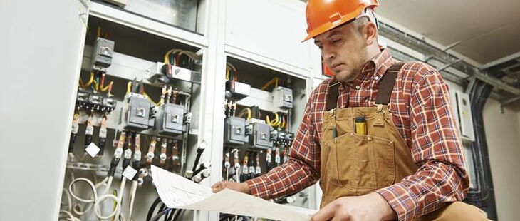 Prüfungen an elektrischen Anlagen sind von Elektrofachkräften durchzuführen.