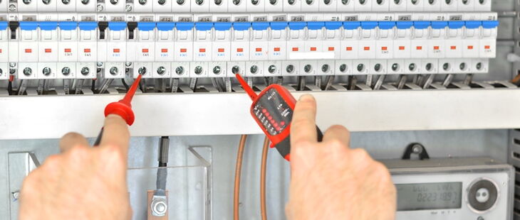 Viele Vorschriften bestimmen die Prüfungen elektrischer Anlagen.