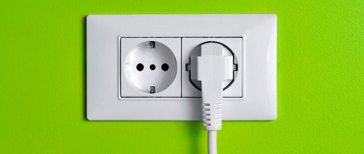 Die Elektrofachkraft bekam einen elektrischen Schlag bei Installation einer Steckdose.