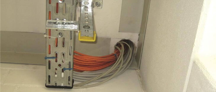 Unverschlossene Leitungsdurchführungen in einer F 90 Wand