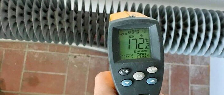 Rippenrohrheizkörper in einem Aufenthaltsraum mit Oberflächentemperaturen zwischen 170 °C und 200 °C