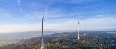 `Ein Turm der Windkraftanlage in Gaildorf bei Stuttgart ist 246,5 Meter hoch.