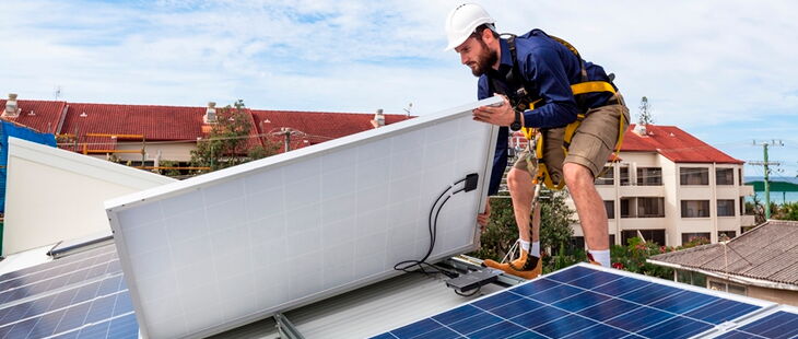 Bei Arbeiten unter Spannung an Photovoltaikanlagen entsteht eine erhöhte Gefahr der Körperdurchströmung.