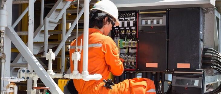 Arbeiten unter Spannung dürfen nur mit spezieller Ausbildung ausgeführt werden Arbeiten unter Spannung dürfen nur mit spezieller Ausbildung ausgeführt werden