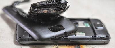 Lithium-Akkubrände entstehen häufig durch Beschädigung, Überhitzung oder Ladefehler – und sind im Ernstfall nur schwer zu löschen.