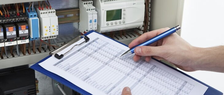 Damit alle Mitarbeiter mit sicheren Arbeitsmitteln arbeiten, sind Prüfungen unerlässlich.