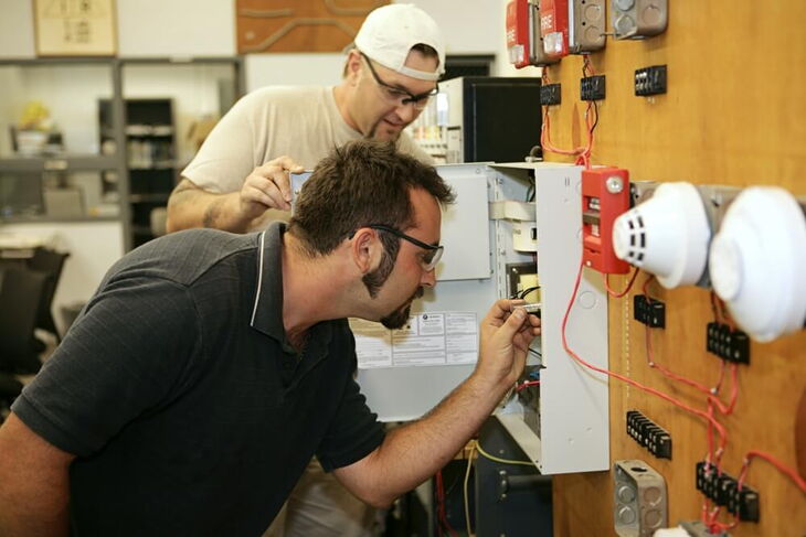 Scheuen Sie sich nicht vor einer Weiterbildung in der Elektrotechnik.