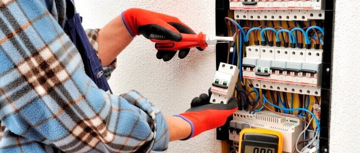 So schützen sich Elektrofachkräfte bei fehlender Unterstützung durch den Arbeitgeber vor Repressalien – auch in schwierigen Arbeitsverhältnissen.