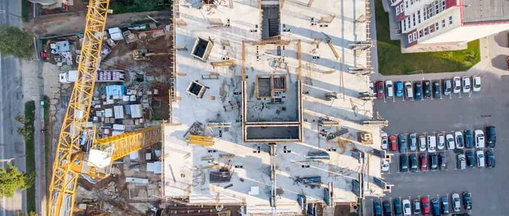 Je nach Baustelle müssen neben den zahlreichen Maschinen und Elektrowerkzeugen auch Beleuchtungseinrichtungen mit Strom versorgt werden. Je nach Baustelle müssen neben den zahlreichen Maschinen und Elektrowerkzeugen auch Beleuchtungseinrichtungen mit Strom versorgt werden.