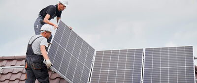 Photovoltaikanlage wird angebracht von zwei Männern