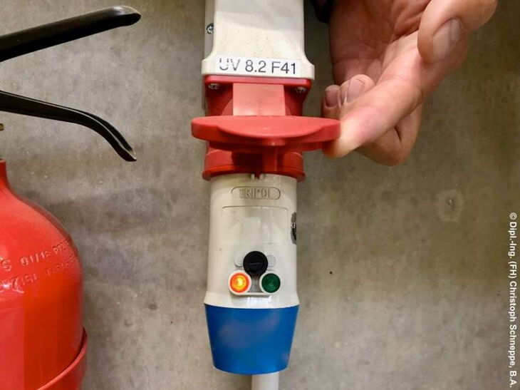 CEE-Steckdosen Adapter zur Feststellung der Drehfeldrichtung