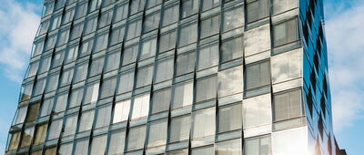 Elektrische Anlagen von Hochhäusern erfordern zusätzliche Anforderungen.