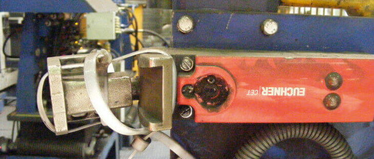 Loses Schaltelement mit Kabelbinder an Sicherheitsschalter gebunden