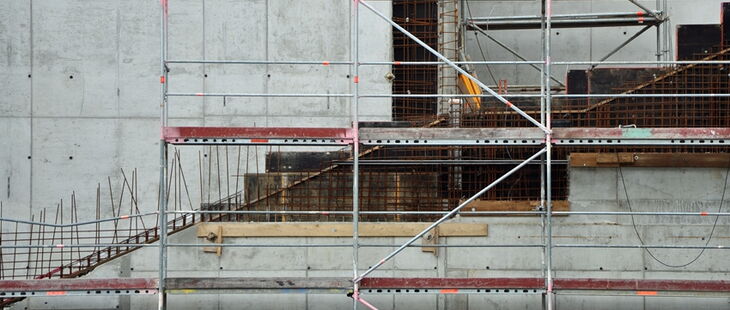 Beim Gerüstbau Schutzabstände nach DIN VDE 0105-100 einhalten