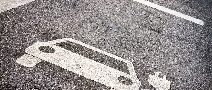 Es gibt einige Herausforderungen im Bezug auf die Ladeinfrastruktur für E-Fahrzeuge.