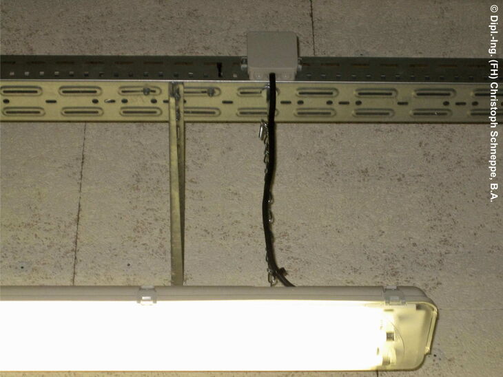 Leuchtstofflampe mit einer flexiblen Anschlussleitung, die an Ketten abgehangen ist
