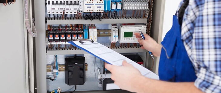 Durch die Prüfung elektrischer Arbeitsmittel soll ihre Sicherheit festgestellt werden.