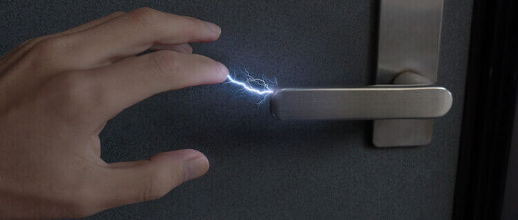 Statische Elektrizität kann bei alltäglichen Handlungen hervorgerufen werden.