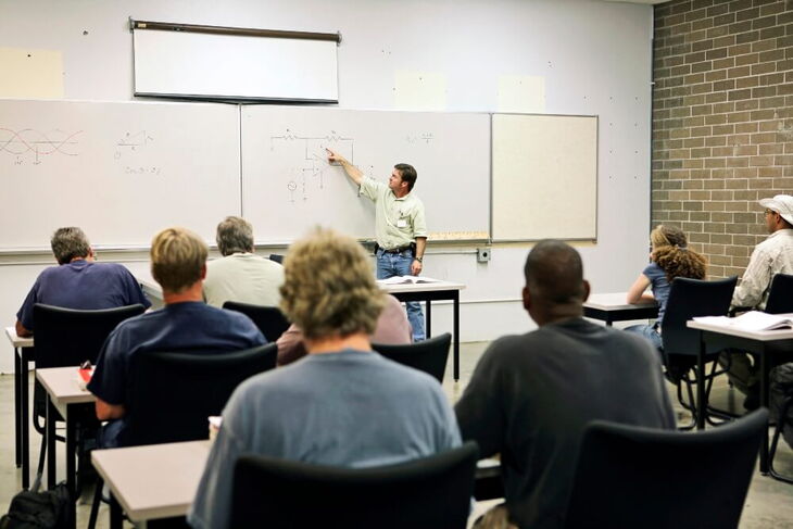 Weiterbildung bei staatlicher Schule oder bei privatem Bildungsanbieter?
