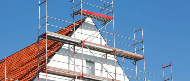 Die DGUV Information 201-011 unterstützt bei Arbeiten auf Leitern und Gerüsten. Die DGUV Information 201-011 unterstützt bei Arbeiten auf Leitern und Gerüsten.