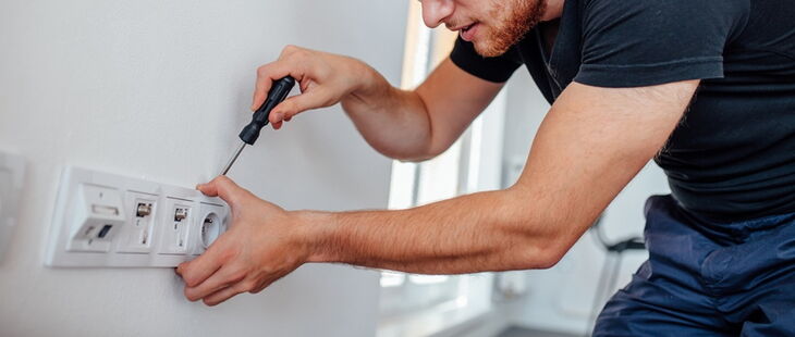 Bedienung durch elektrotechnische Laien Schutzklasse 2 bei Installationsverteiler