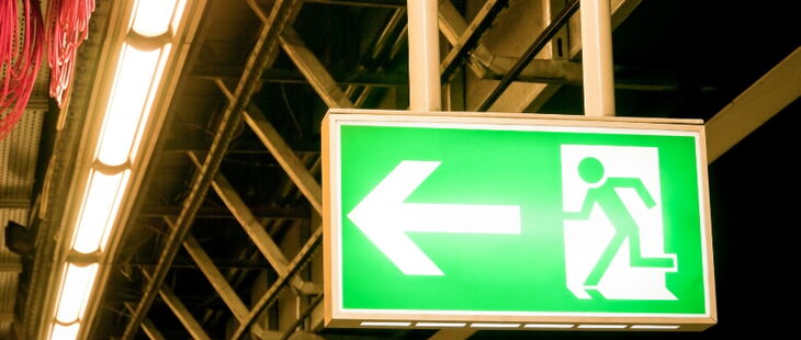 Rettungswege müssen gut gekennzeichnet und beleuchtet sein.